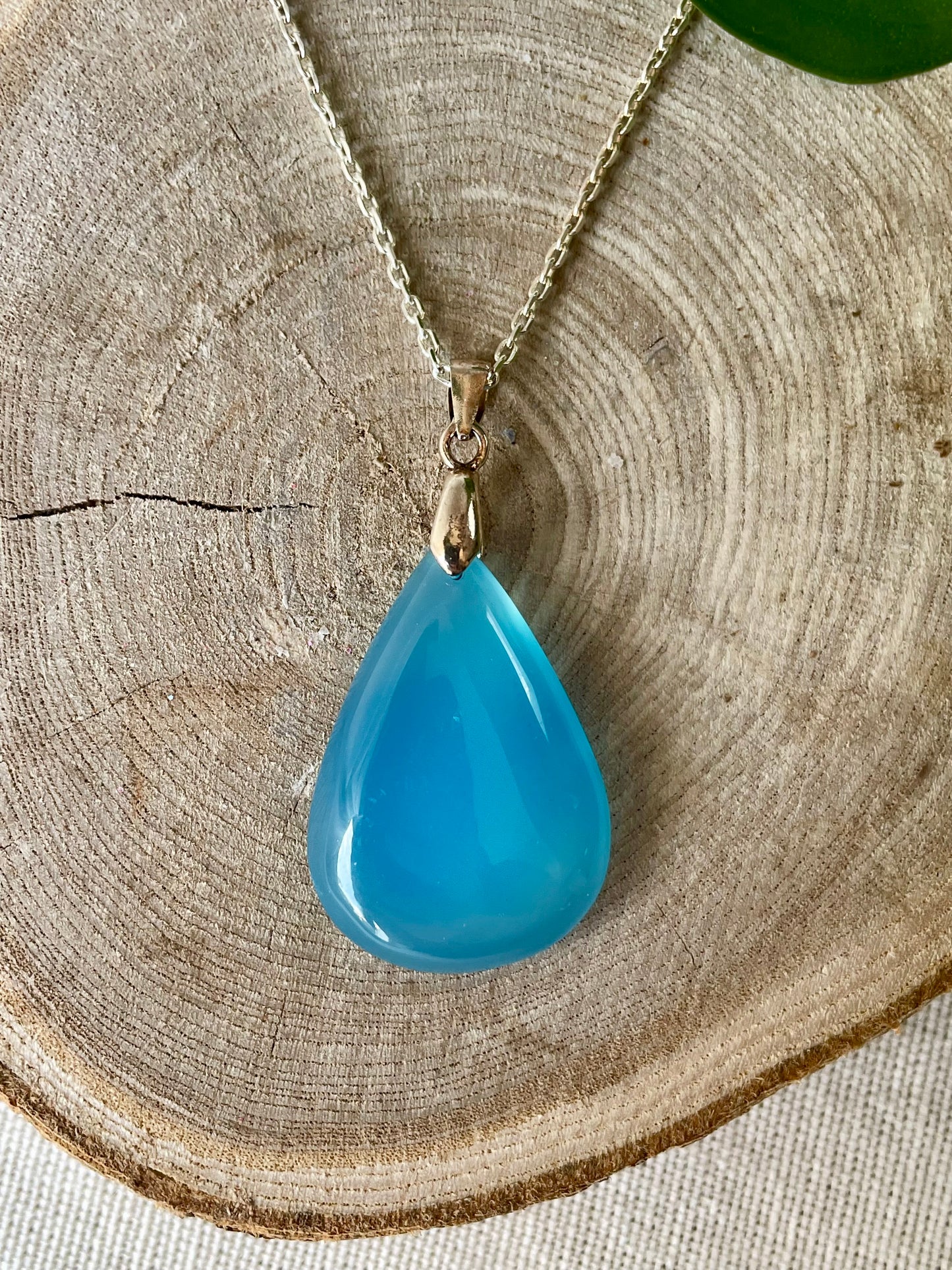 Détail pendentif Calcédoine Bleue lithothérapie pierre apaisante
