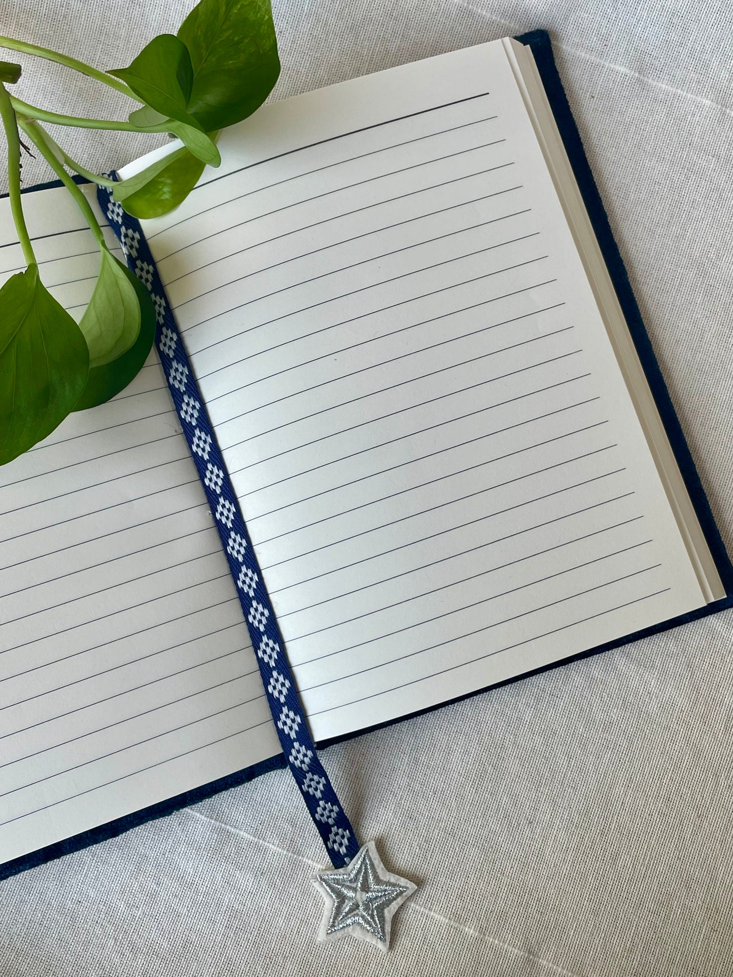 Détail texture velours carnet spirituel nuit étoilée - vue rapprochée motifs célestes