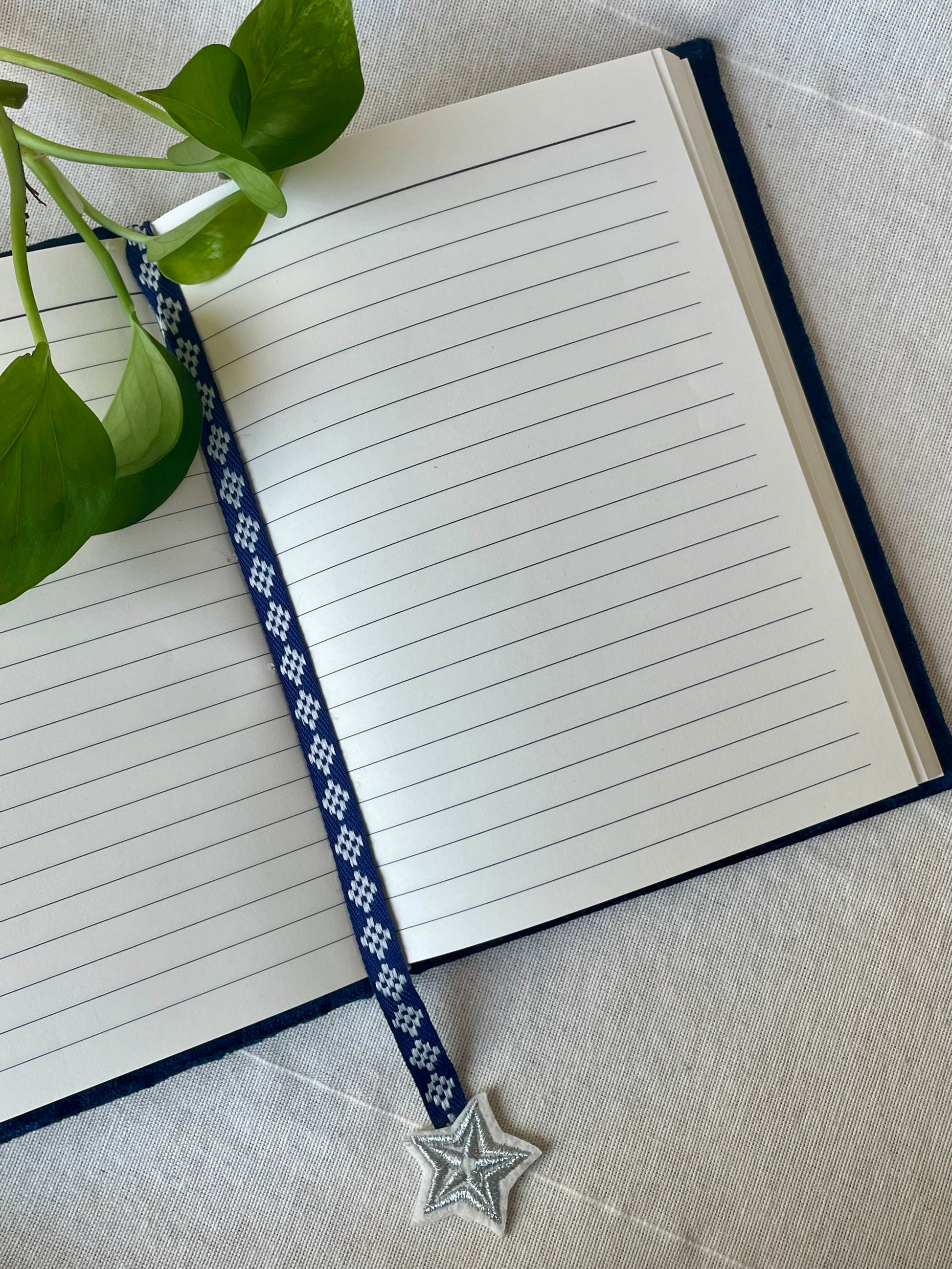 Détail texture velours carnet spirituel nuit étoilée - vue rapprochée motifs célestes