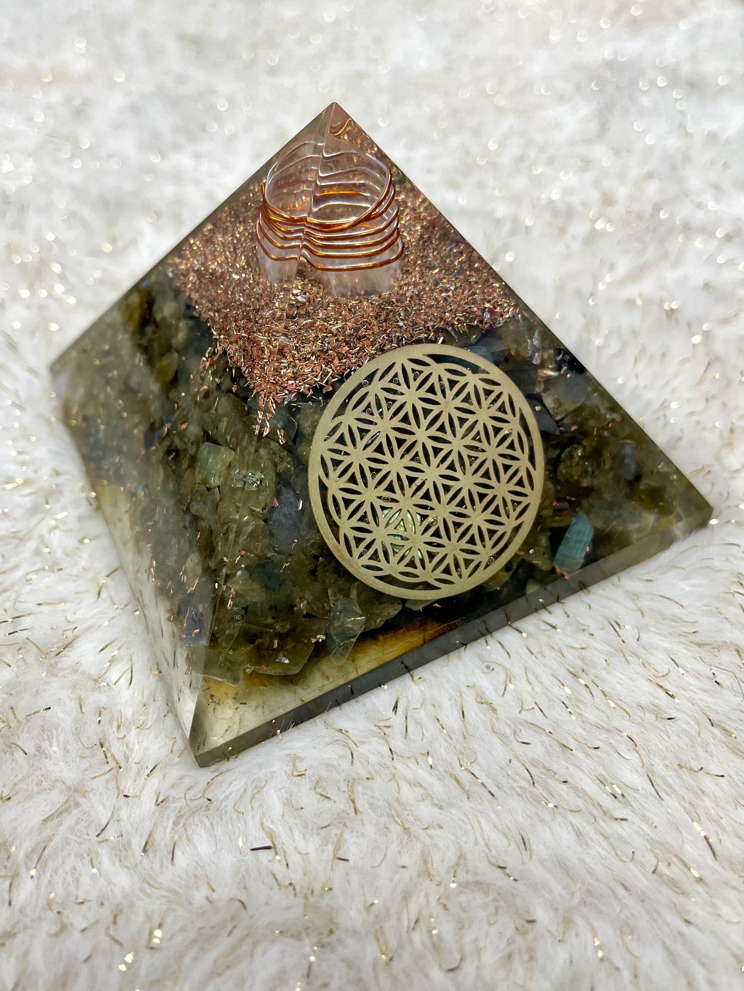 Pyramide Orgonite Labradorite Fleur de vie