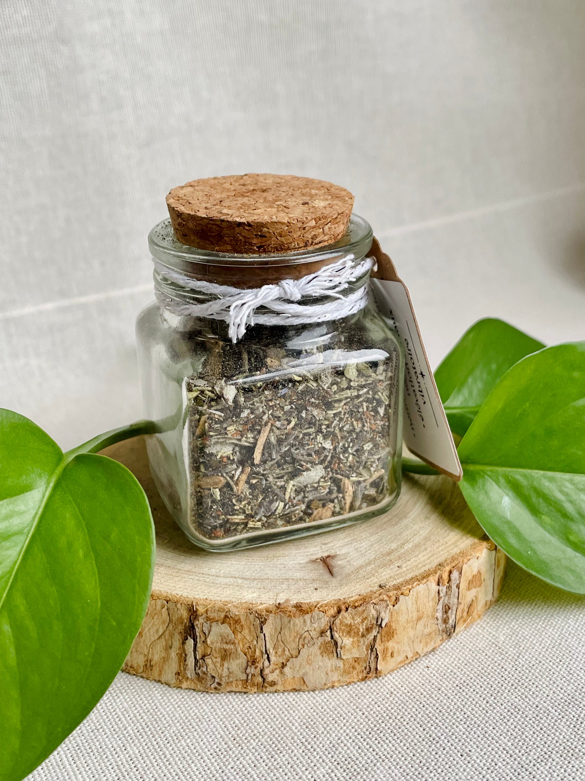 Encens artisanal de Purification – Nettoyage Énergétique derrière