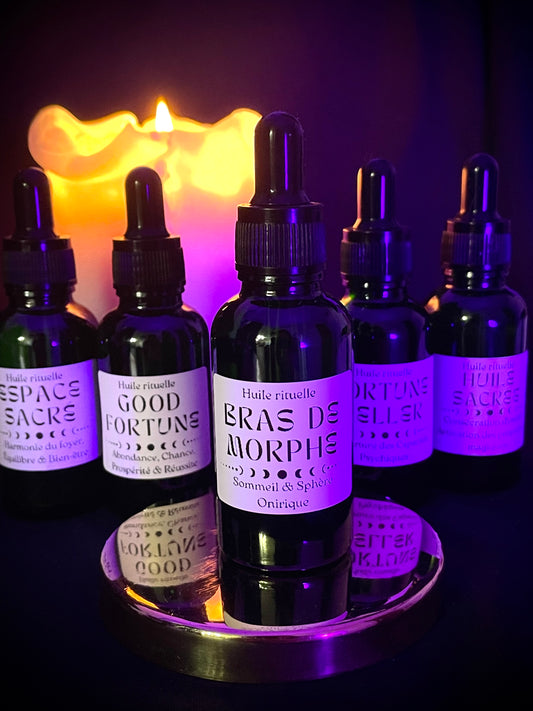 Cette huile rituelle a été formulée en accord avec les correspondances liées au sommeil et à la sphère onirique.