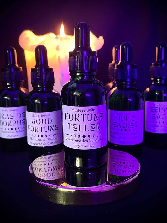 Cette huile a été formulée en accord avec les correspondances associées à la divination, aux travaux psychiques et à l’ouverture du troisième œil.