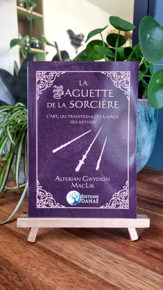 Livre de La Baguette de la Sorcière, L'art, les traditions et la magie des bâtons de Alferian Gwydion MacLir