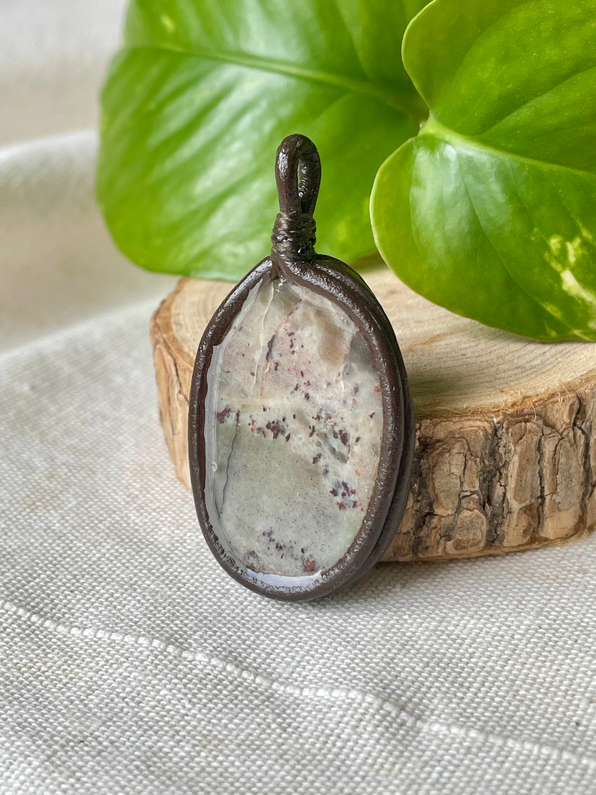Pendentif Artisanal en Stéatite et cuir symbole de L’Unalome