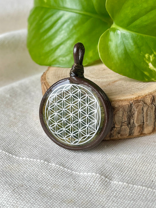 Pendentif Artisanal en Stéatite et cuir symbole Fleur de vie