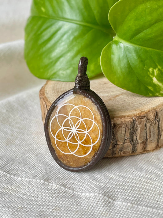 Pendentif Artisanal en Stéatite et cuir symbole Graine de vie