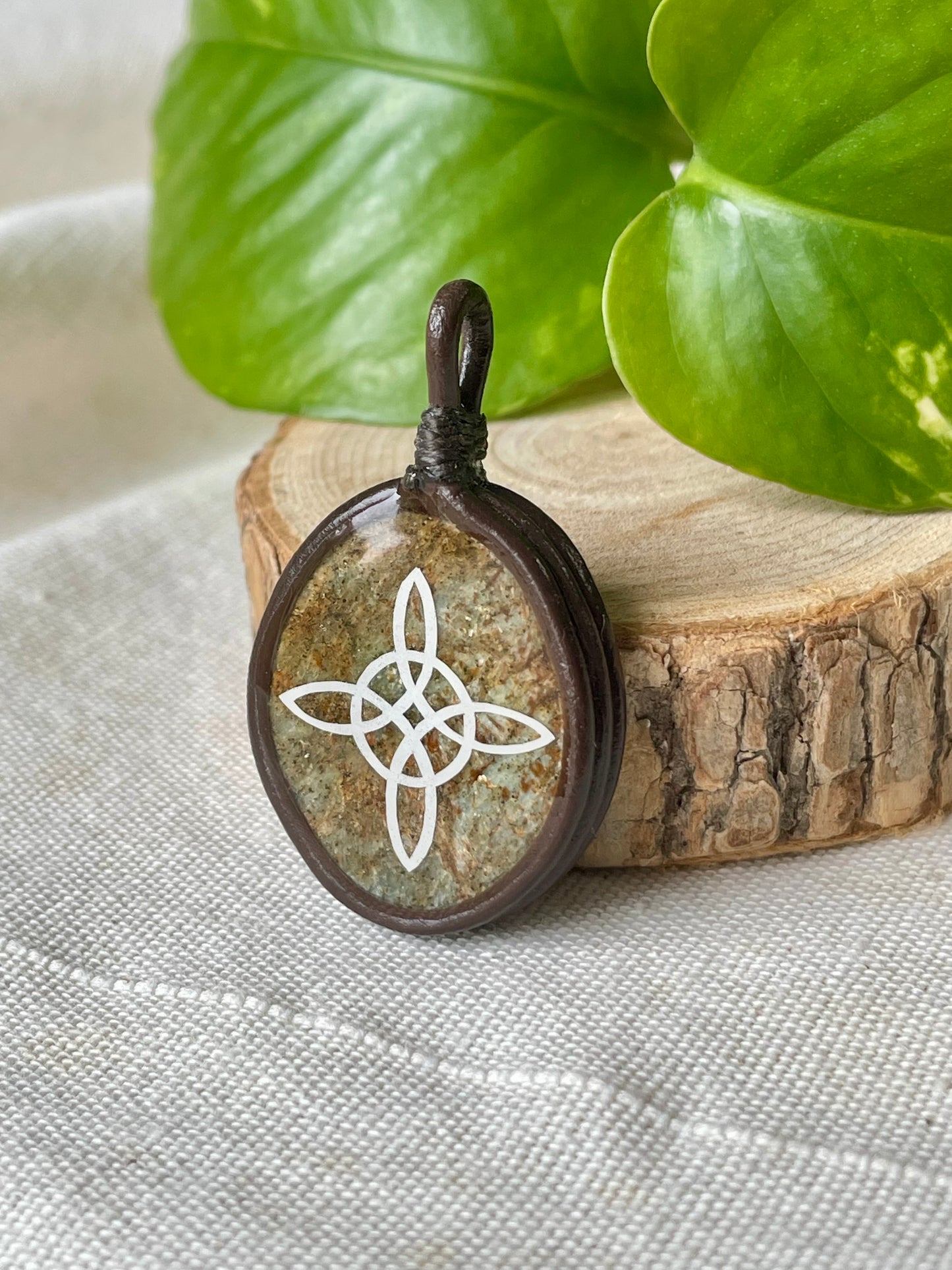 Pendentif Artisanal en Stéatite et cuir symbole Nœud de sorcière
