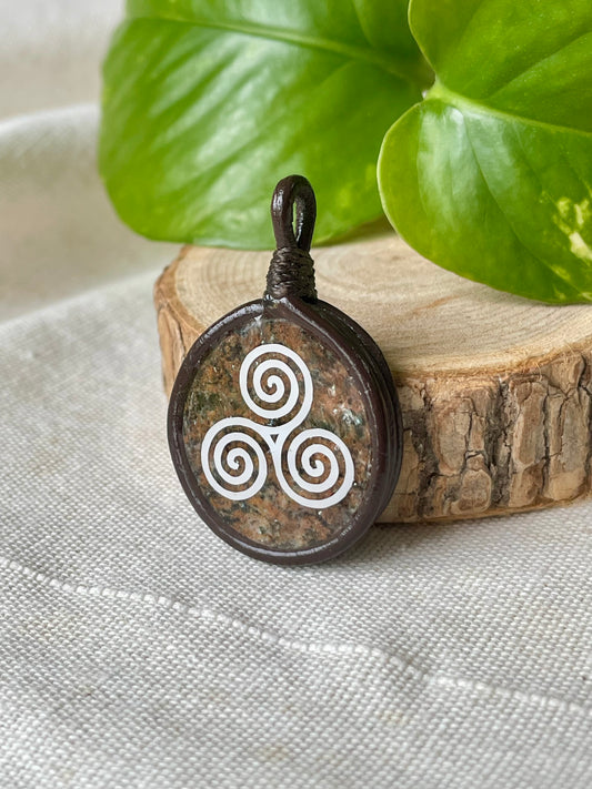 Pendentif Artisanal en Stéatite et cuir symbole Triskel