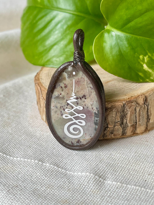 Pendentif Artisanal en Stéatite et cuir symbole de L’Unalome