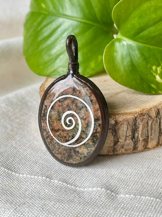 Pendentif Artisanal en Stéatite avec le symbole de la Graine de l’Univers tibétaine