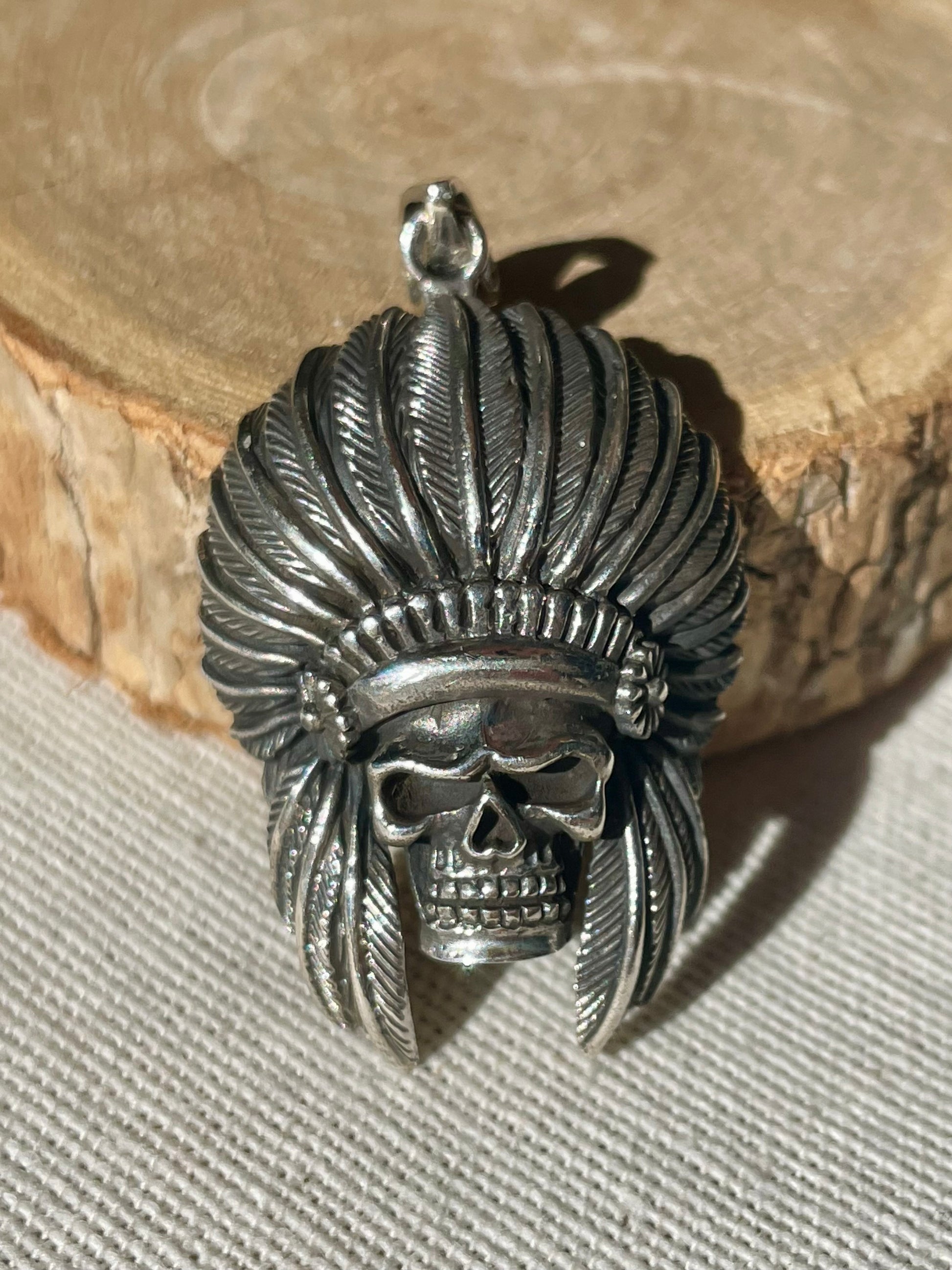 Pendentif Crâne d'un Natif d'Amérique avec ses plumes en Argent 925
