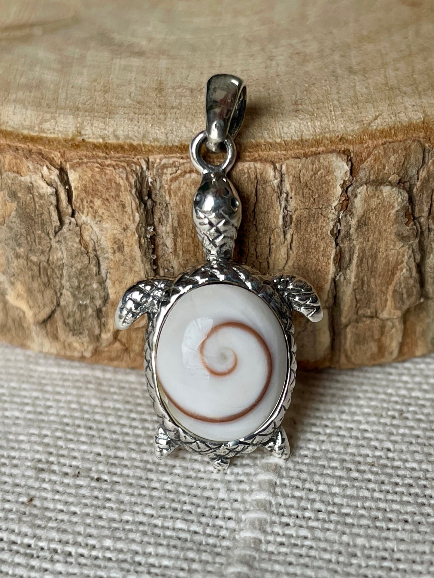pendentif en forme de tortue avec oeil de Sainte Lucie en argent 925