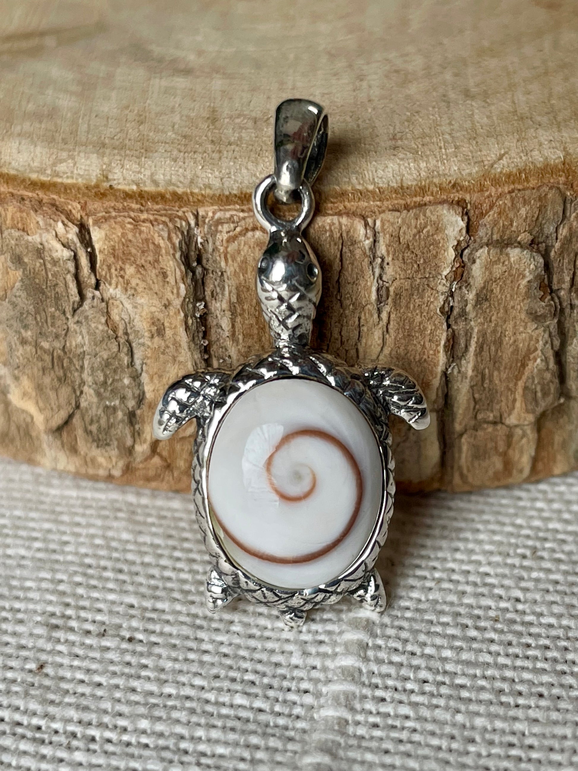 pendentif en forme de tortue avec oeil de Sainte Lucie en argent 925