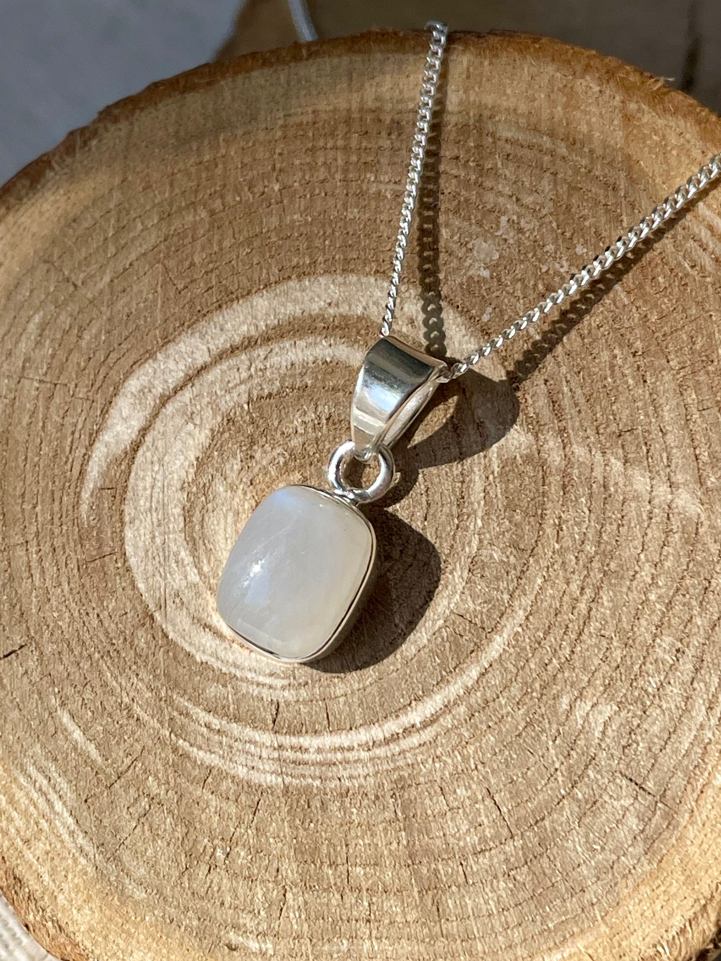 Pendentif en pierre naturelle de pierre de lune au soleil en argent 925