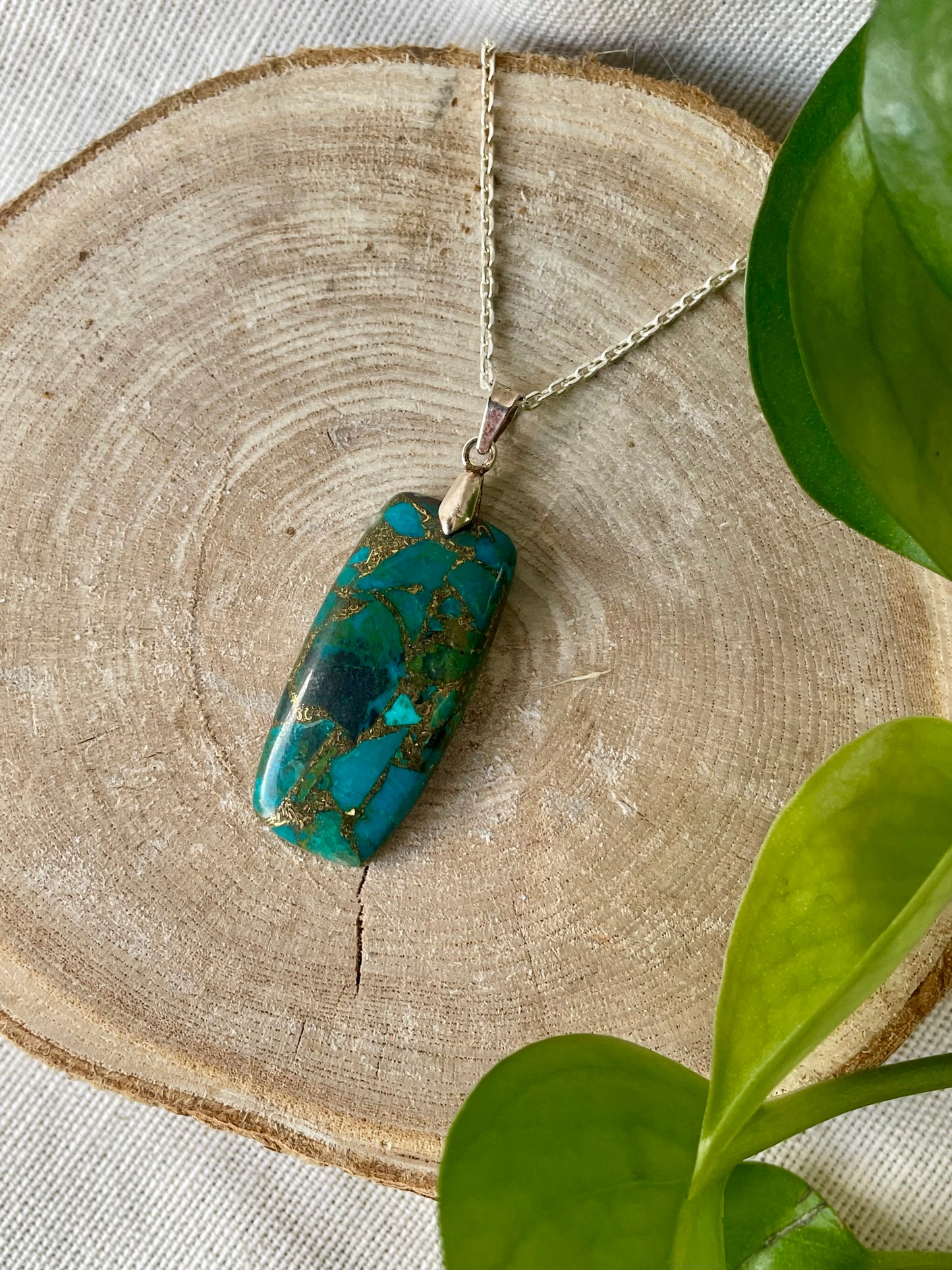 Pendentif en chrysocolle naturelle avec inclusions de cuivre, pierre apaisante et harmonisante, parfaite pour équilibrer les énergies et stimuler la créativité zoom