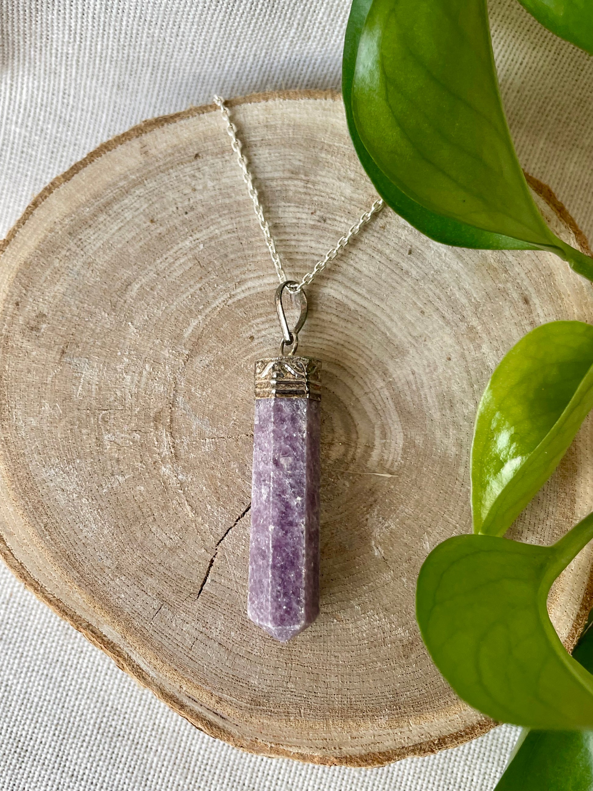 Pendentif en lépidolite naturelle, allié apaisant contre le stress et les émotions négatives. Élégant bijou aux vertus énergétiques pour harmonie et bien-être au quotidien zoom