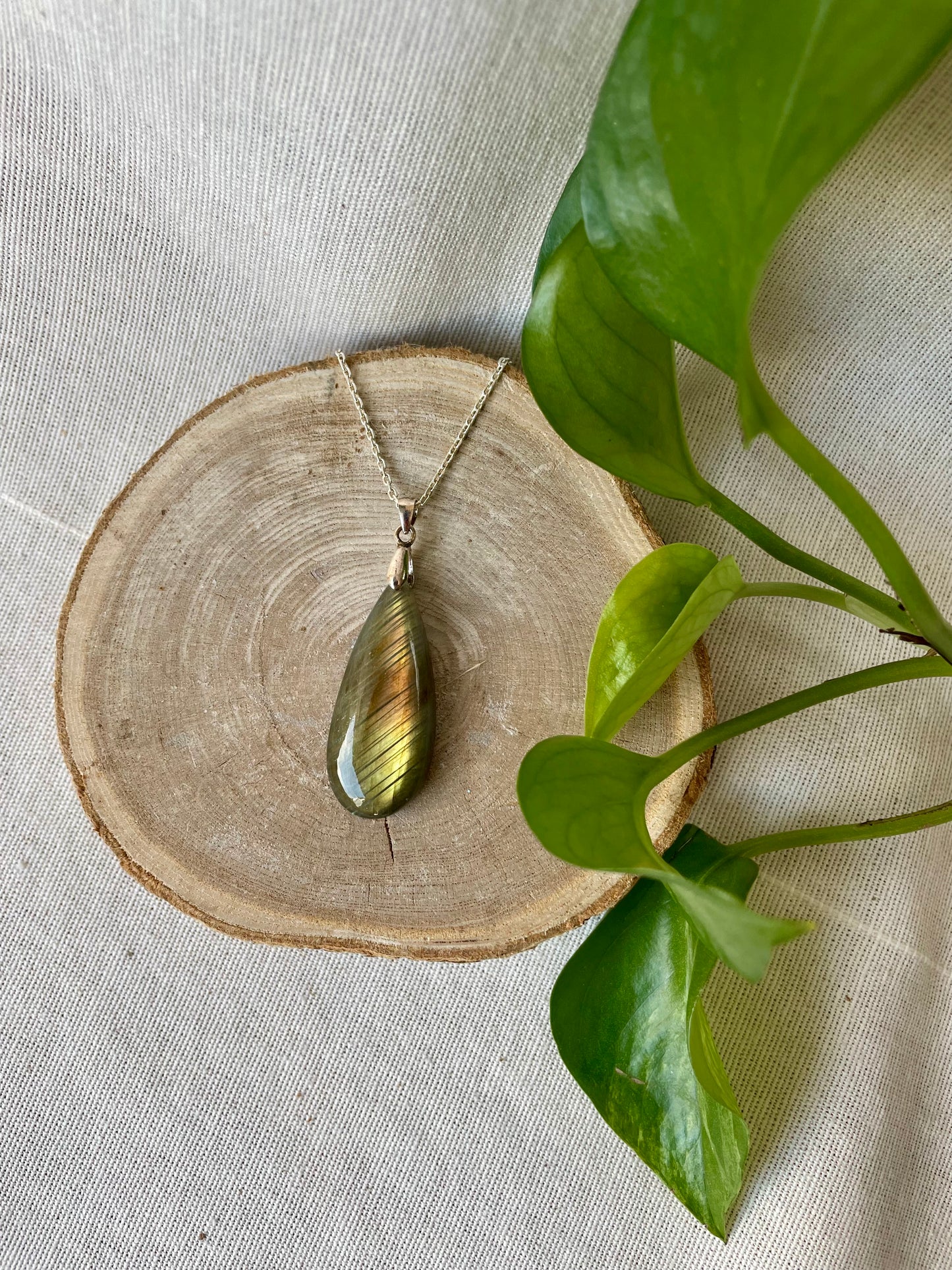 Pendentif en labradorite naturelle, pierre protectrice et énergisante. Sublime bijou pour harmoniser vos énergies, stimuler l’intuition et renforcer votre aura au quotidien.