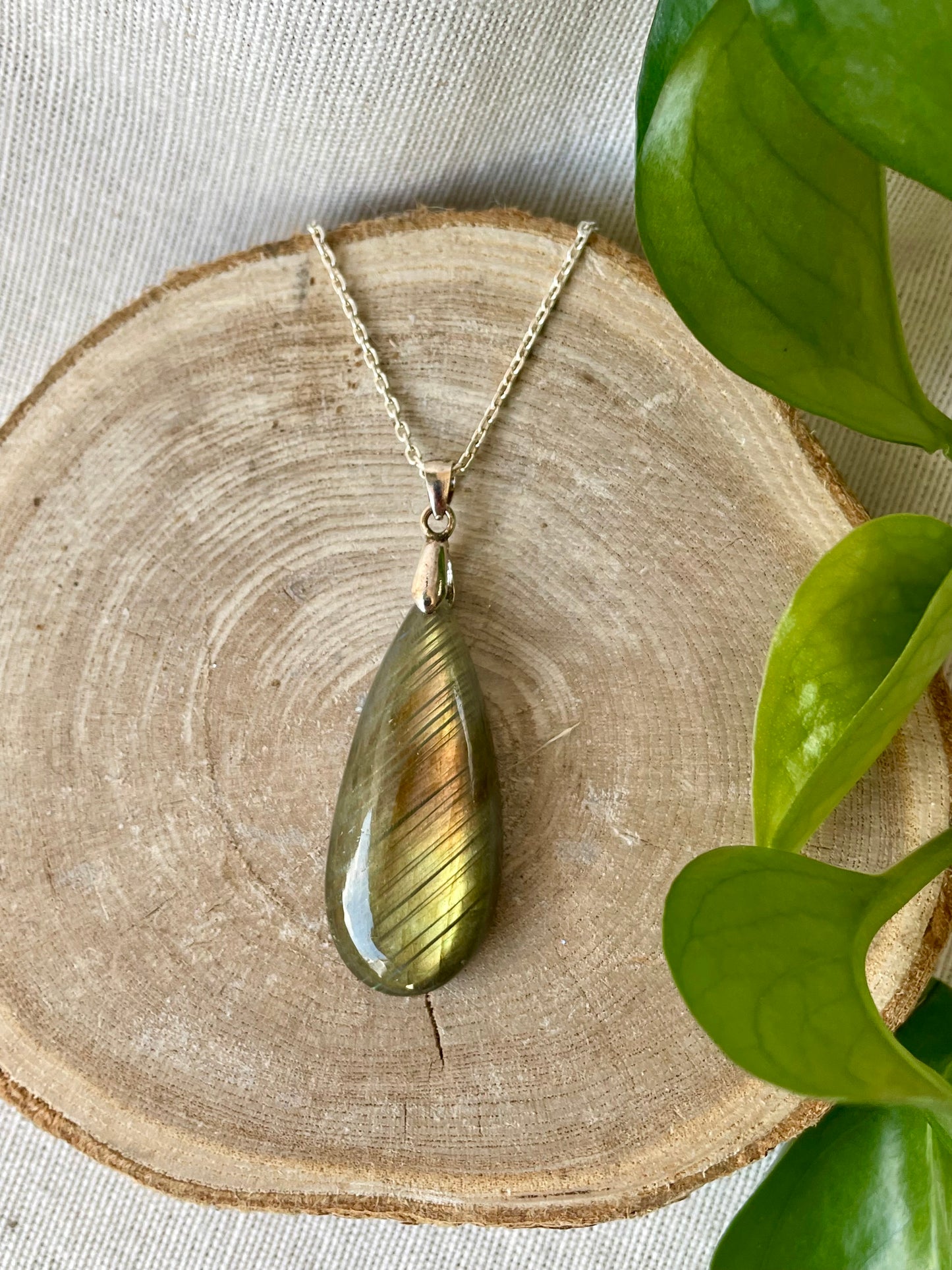 Pendentif en labradorite naturelle, pierre protectrice et énergisante. Sublime bijou pour harmoniser vos énergies, stimuler l’intuition et renforcer votre aura au quotidien zoom