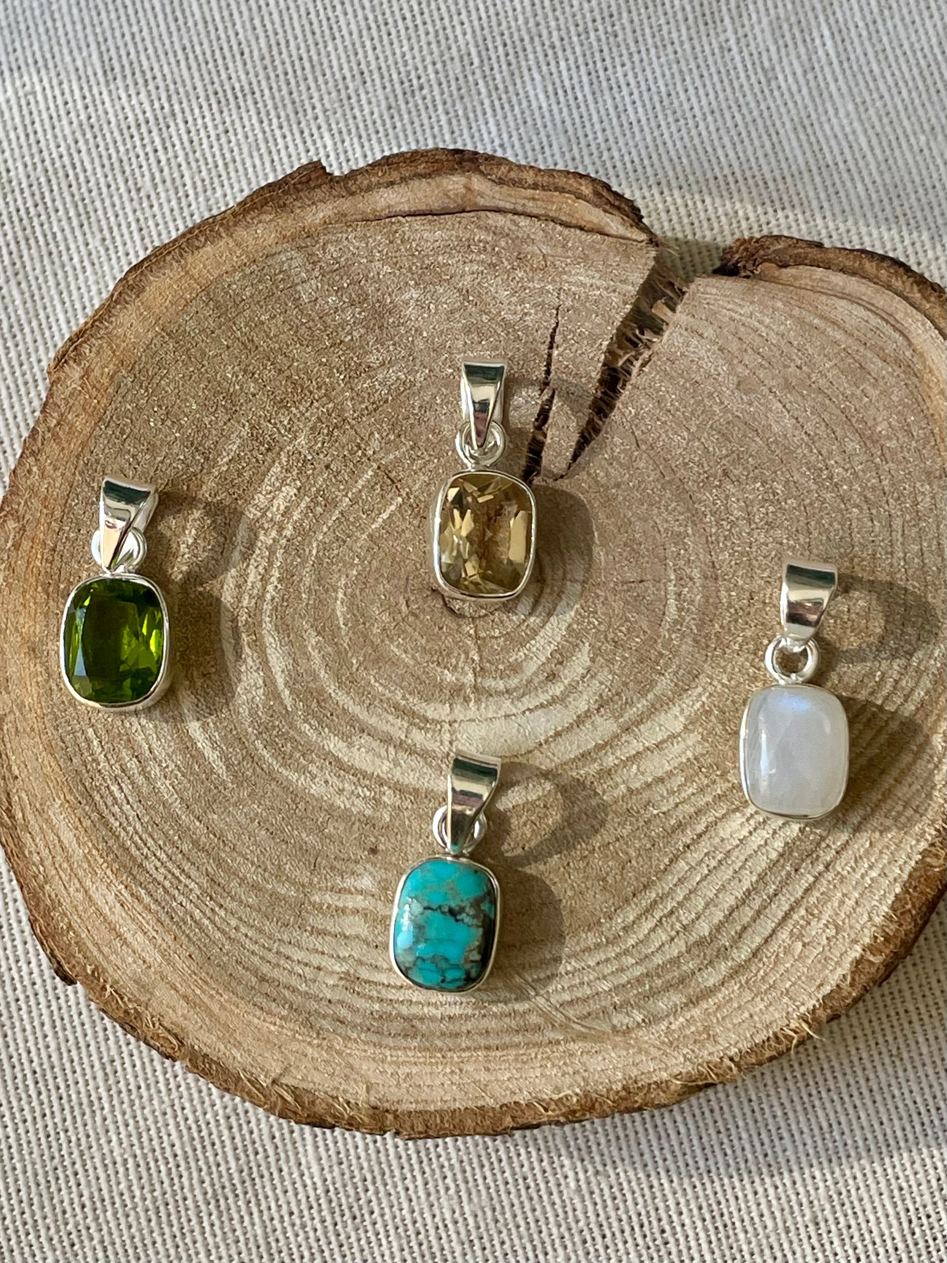 4 pendentifs en forme de petit rectangle en pierres naturelles de péridot, de citrine, de turquoise du Tibet et de pierre de Lune en Argent 925 