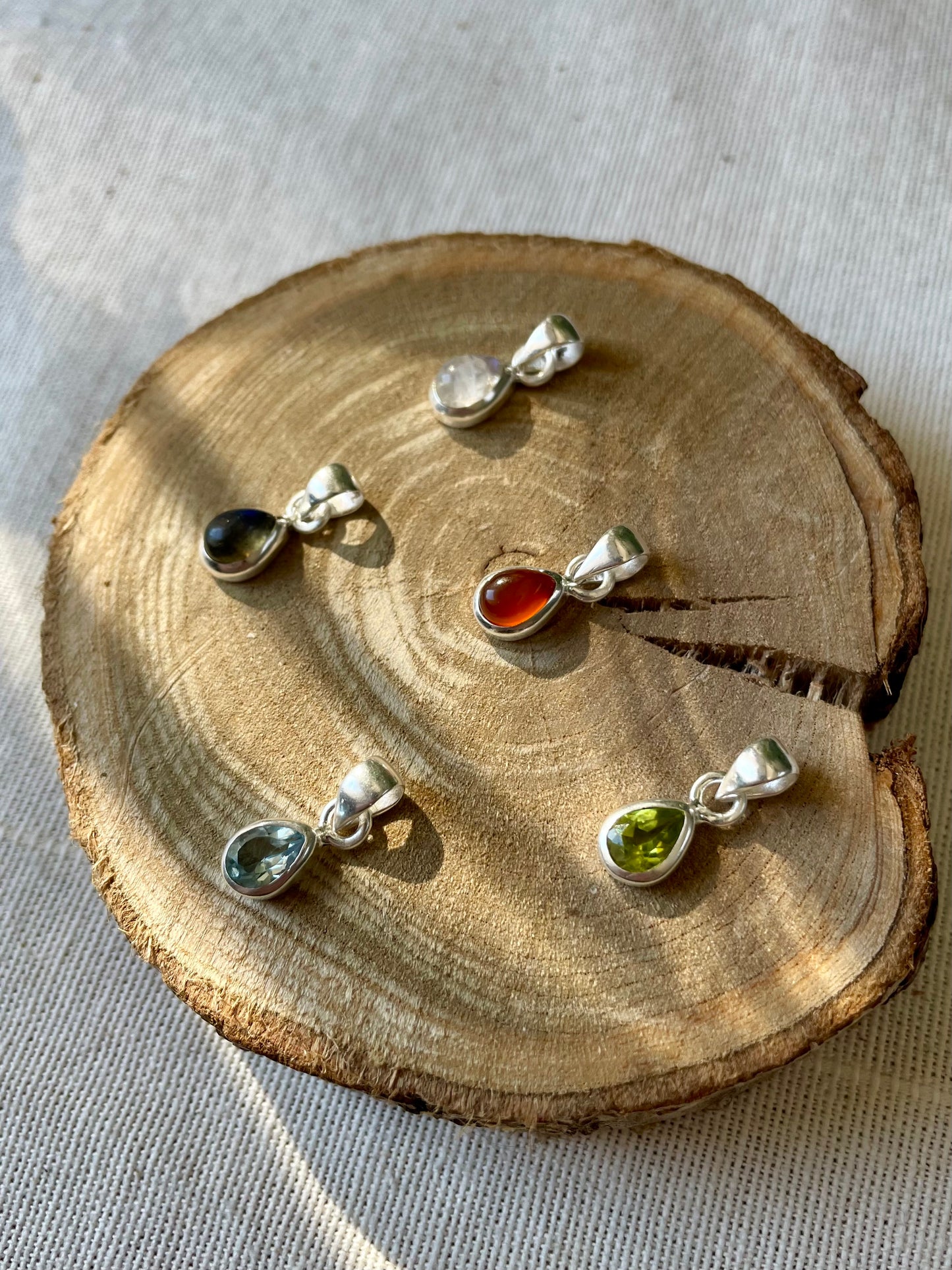 5 pendentifs en pierres naturelles de pierre de lune, cornaline, péridot, labradorite et topaze en argent 925