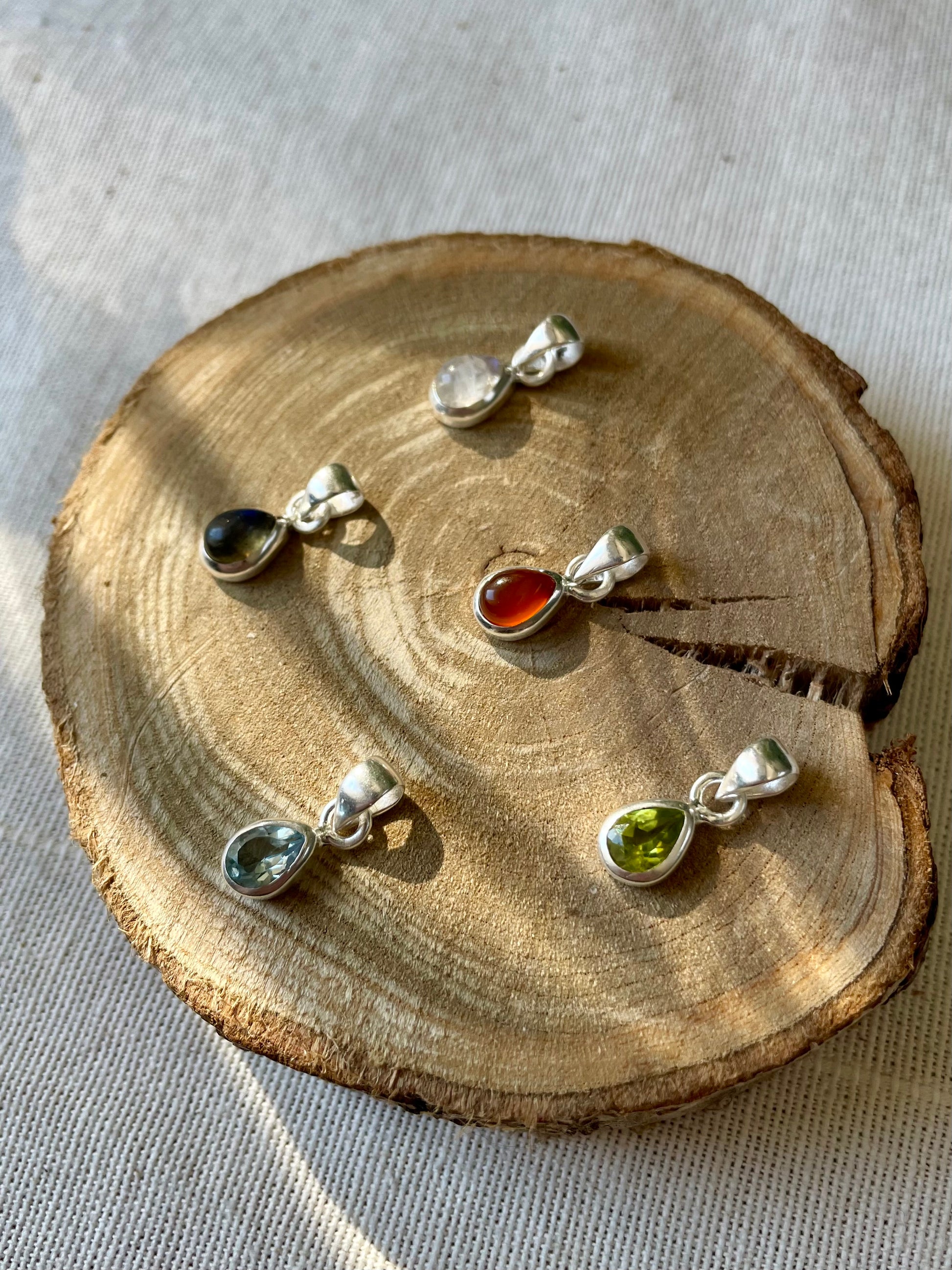 5 pendentifs en pierres naturelles de pierre de lune, cornaline, péridot, labradorite et topaze en argent 925