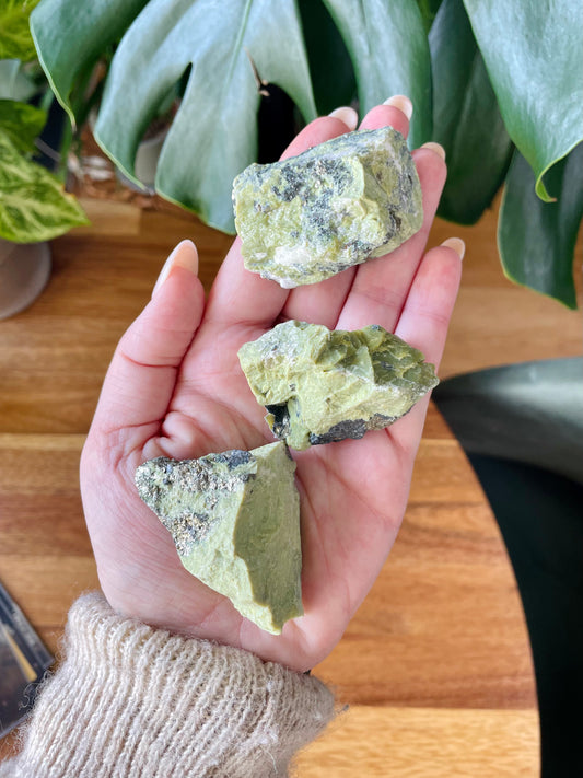 Vitalité - Énergies stabilisatrices - Connexion à la nature et royaume Dévique - Guérison émotionnelle - Pouvoir du Serpent (Kundalini) - Transcendance des blocages