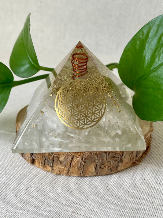 Pyramide orgonite selenite fleur de vie 