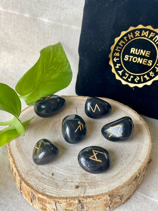 Set complet de runes en agate noire avec symboles Futhark gravés pour divination
