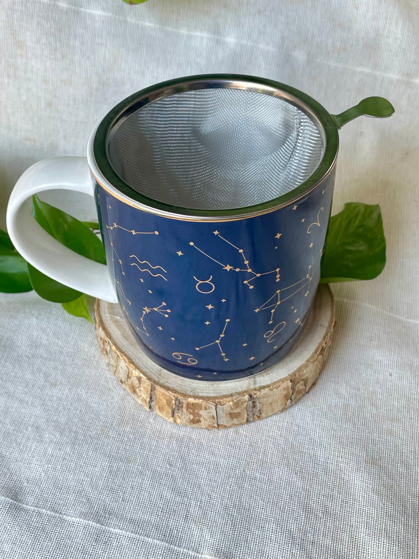 Tasse avec infuseur signes astrologiques - détail du motif astrologique