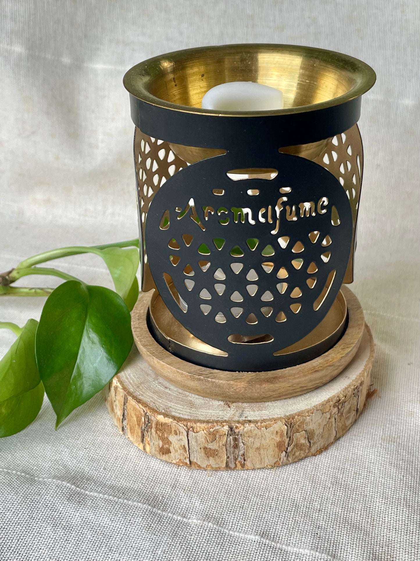Vue détaillée du brûleur à fondants Fleur de Vie - design spirituel et zen
