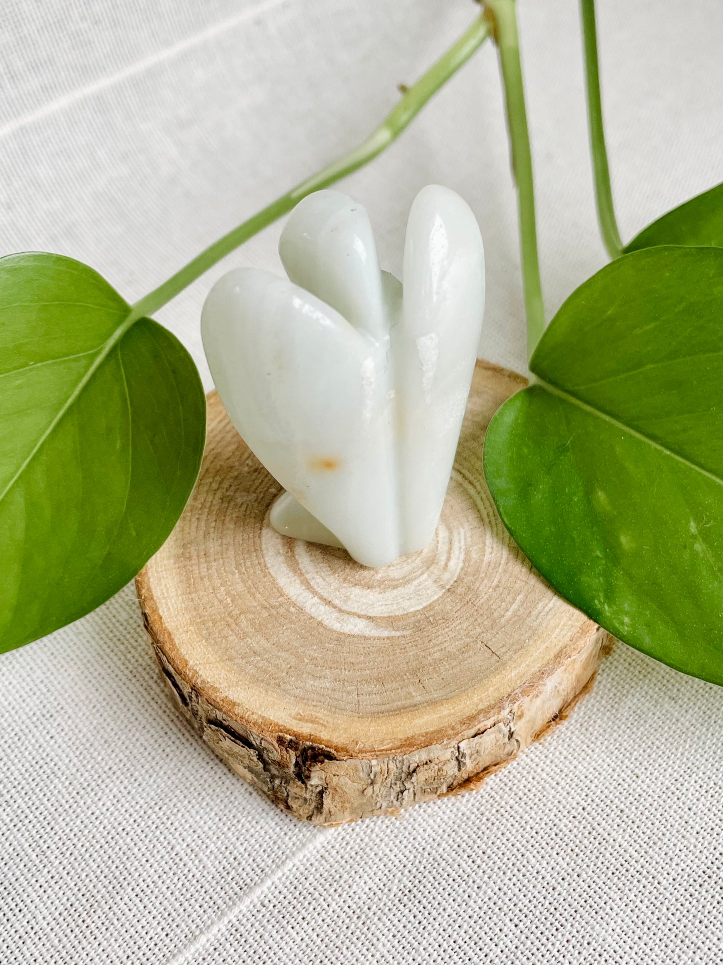 ange amazonite derrière ange amazonite haut ange amazonite face Chakra du cœur, bonheur, amour, compassion, pardon, stress géopathique, alignement, paix intérieure, communication, chakra de la gorge, expression de soi.