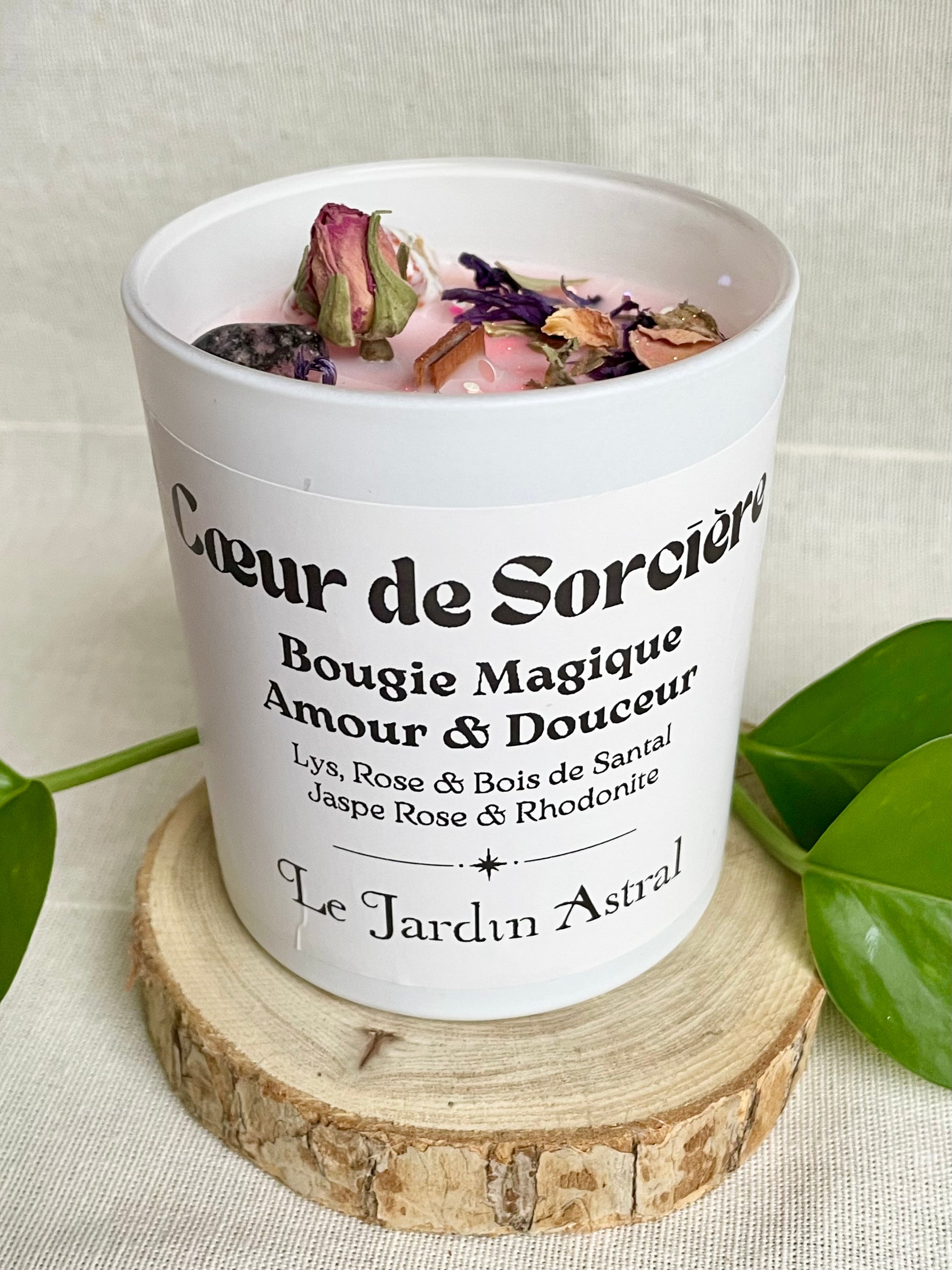 bougie artisanale consacree cœur de sorciere lys rose et bois de santal jaspe rose et rhodonite haut