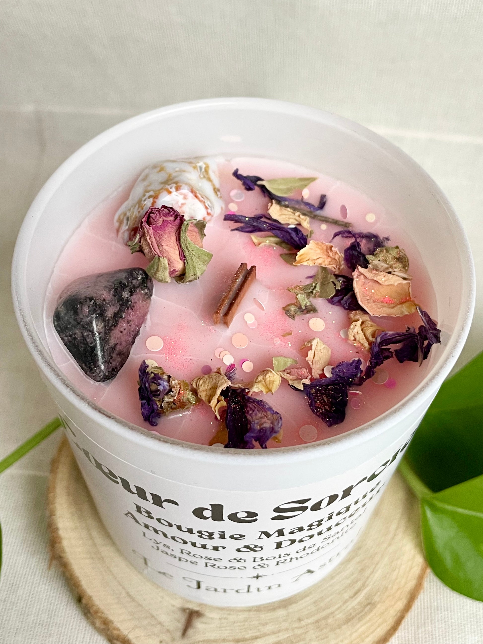 bougie artisanale consacree cœur de sorciere lys rose et bois de santal jaspe rose et rhodonite zoom