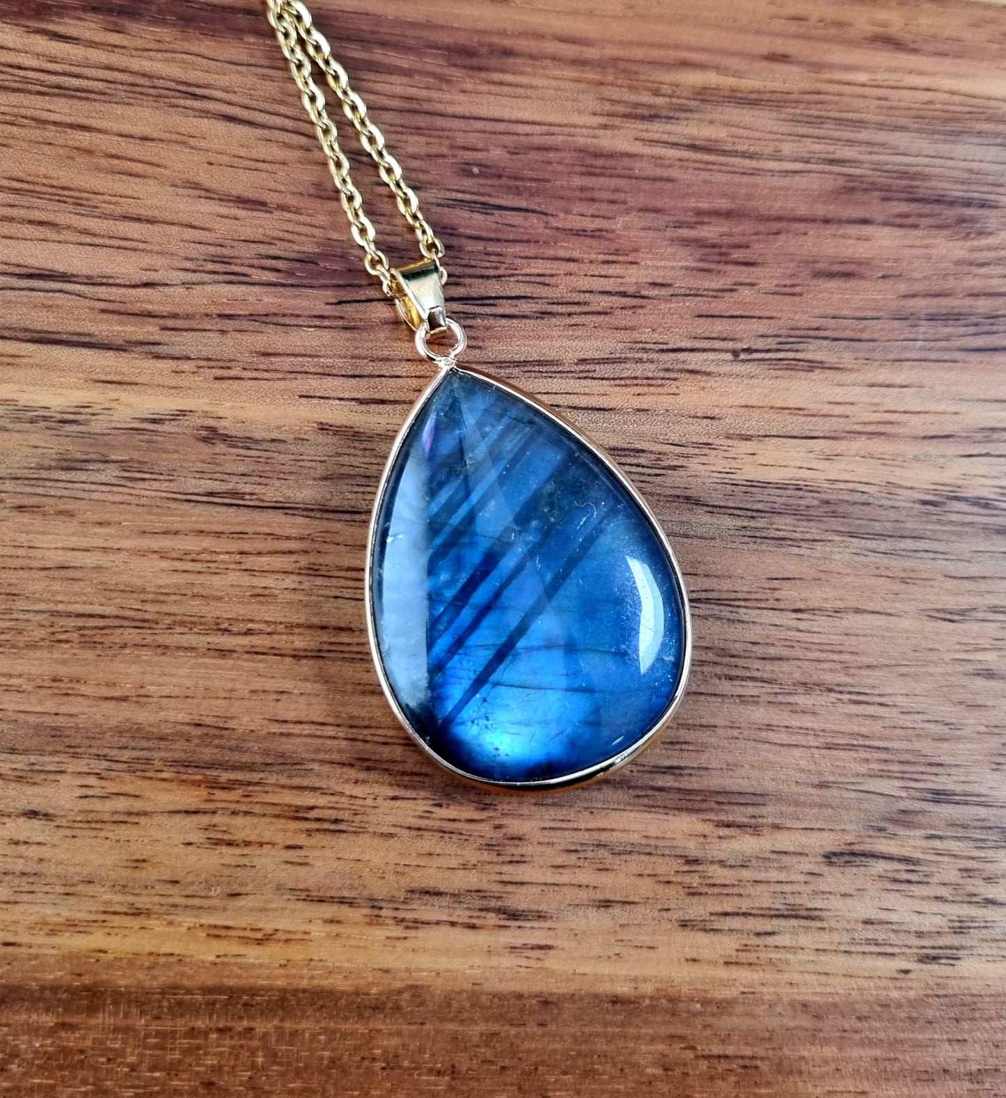 Collier avec goutte plate en Labradorite extra