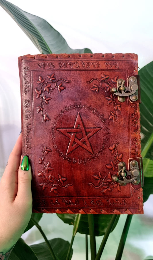 Grand Grimoire en cuir avec pentagramme