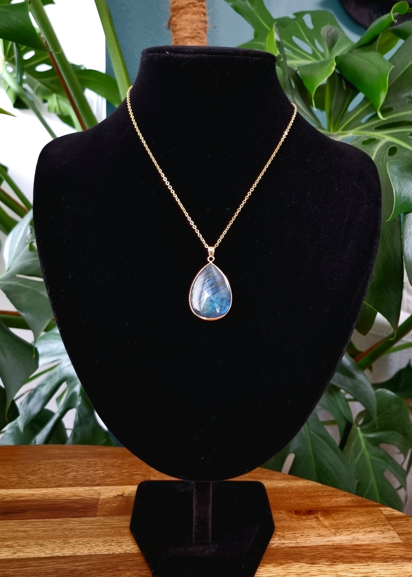 Collier avec goutte plate en Labradorite extra