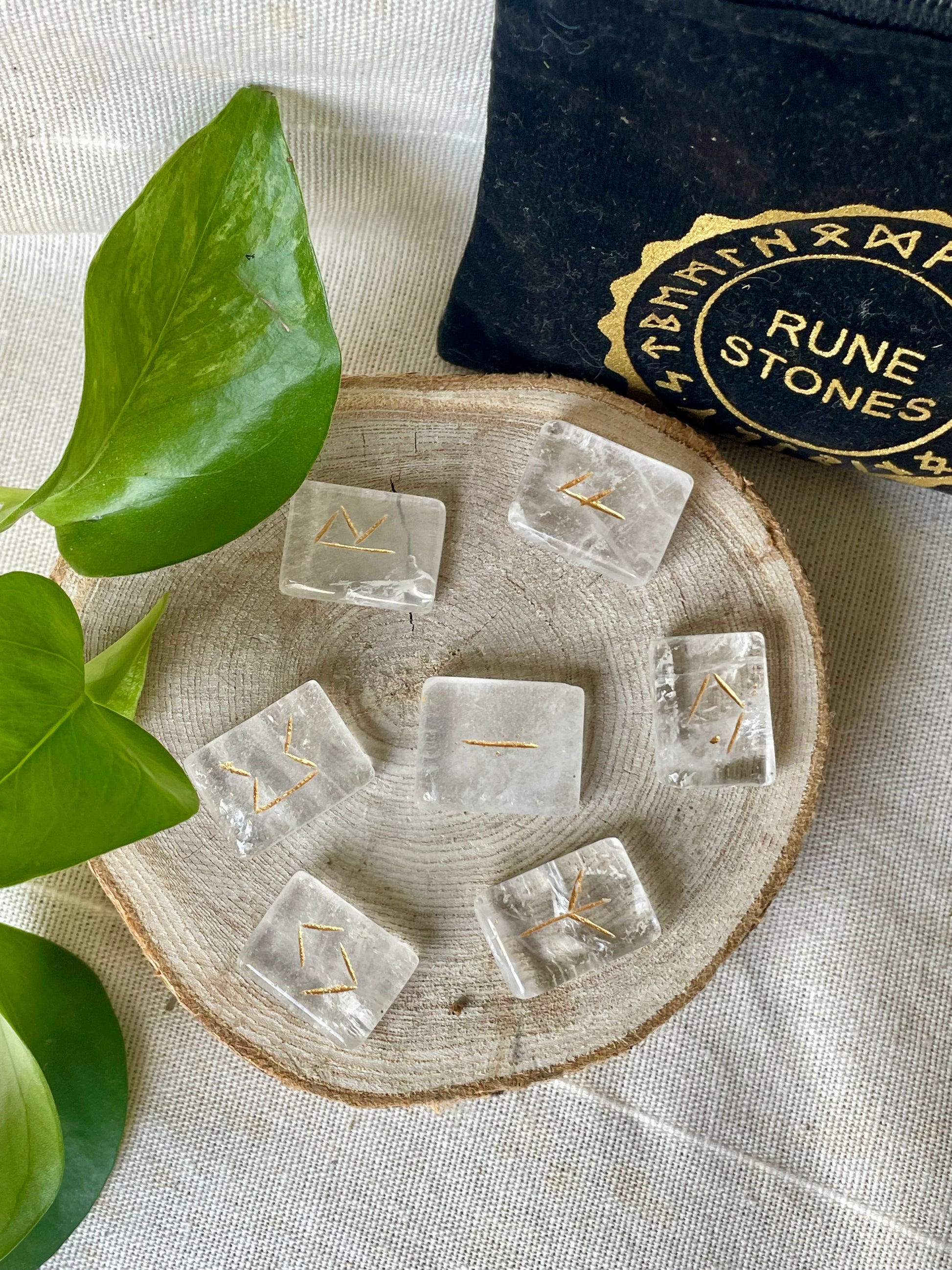 Runes gravées en cristal de roche pour divination